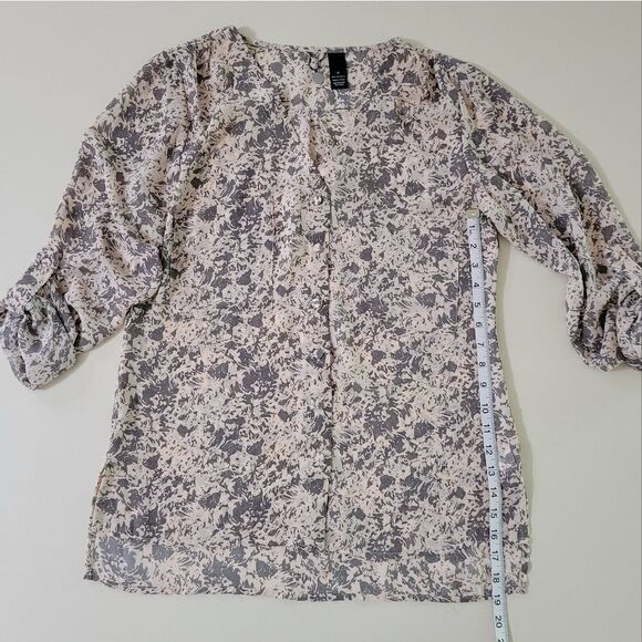 BKE Women's Long Sleeve V-Neck Button-Down Blouse - Picture 5 of 12